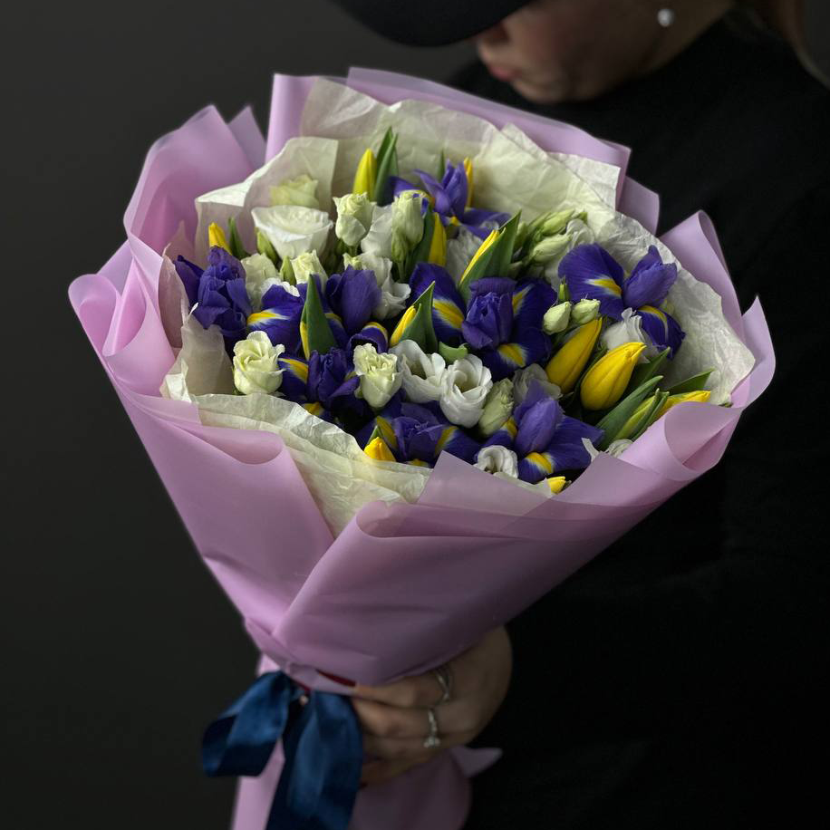 Букет из 11 тюльпанов с ирисами и лизиантусами