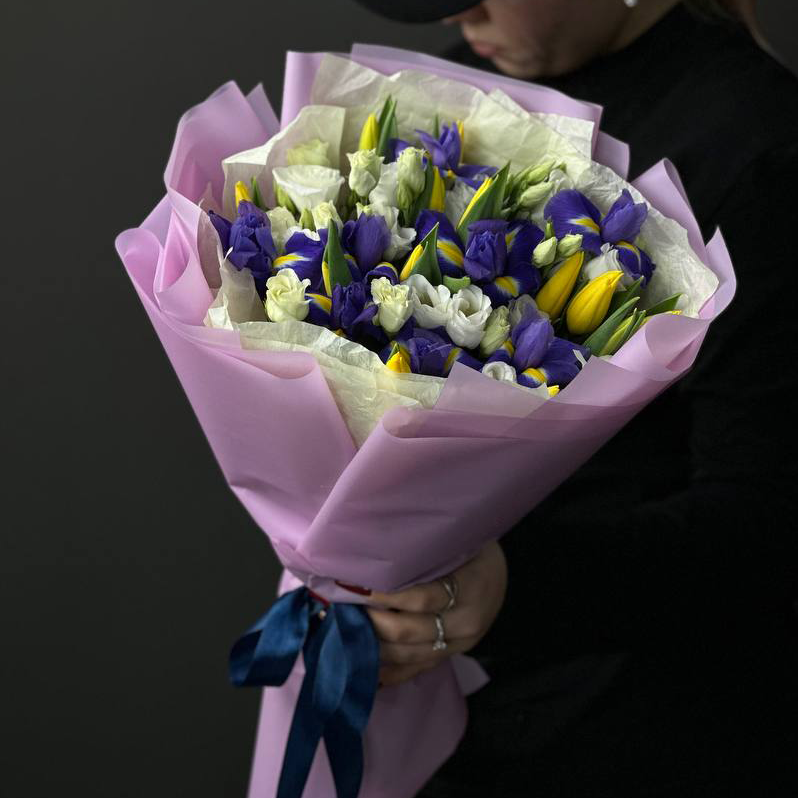 Букет из 11 тюльпанов с ирисами и лизиантусами