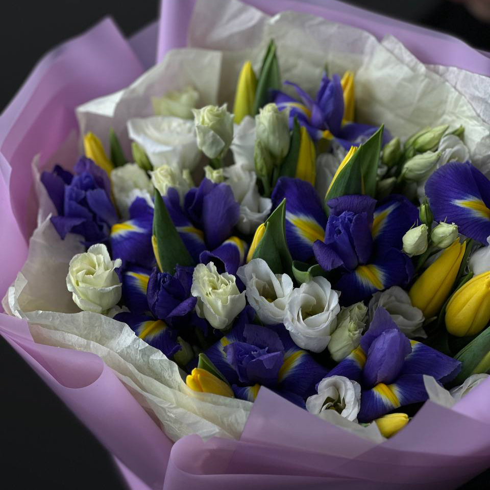 Букет из 11 тюльпанов с ирисами и лизиантусами
