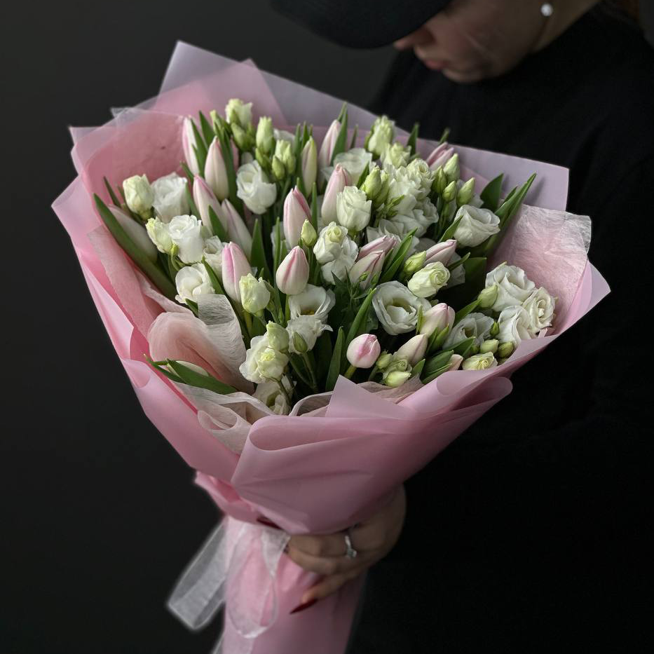 Букет из 17 тюльпанов и лизиантусов