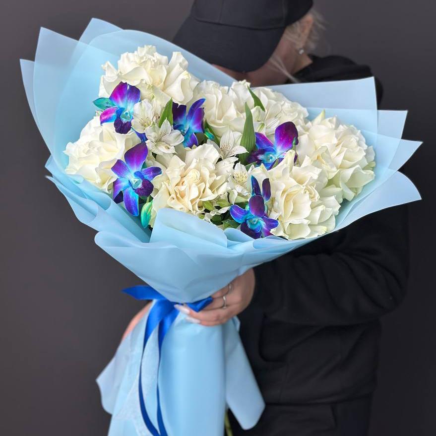 Розы с орхидеями и альстромериями