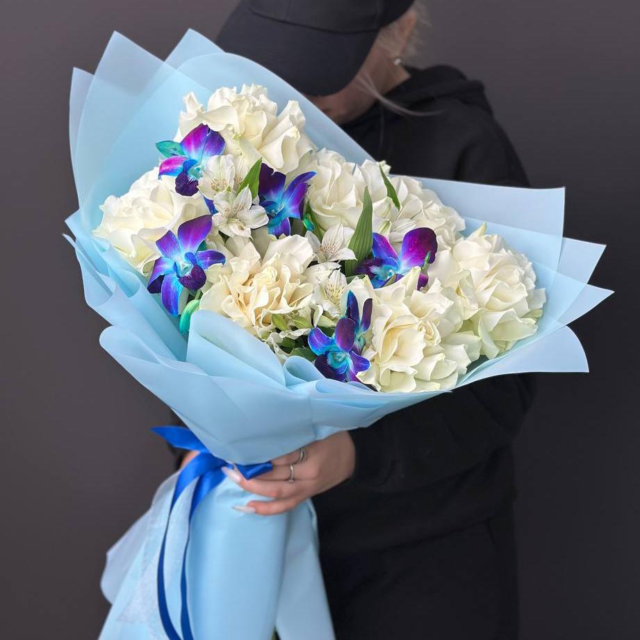 Розы с орхидеями и альстромериями