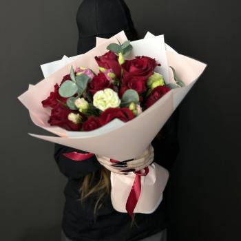 11 роз с лизиантусами и эвкалиптом