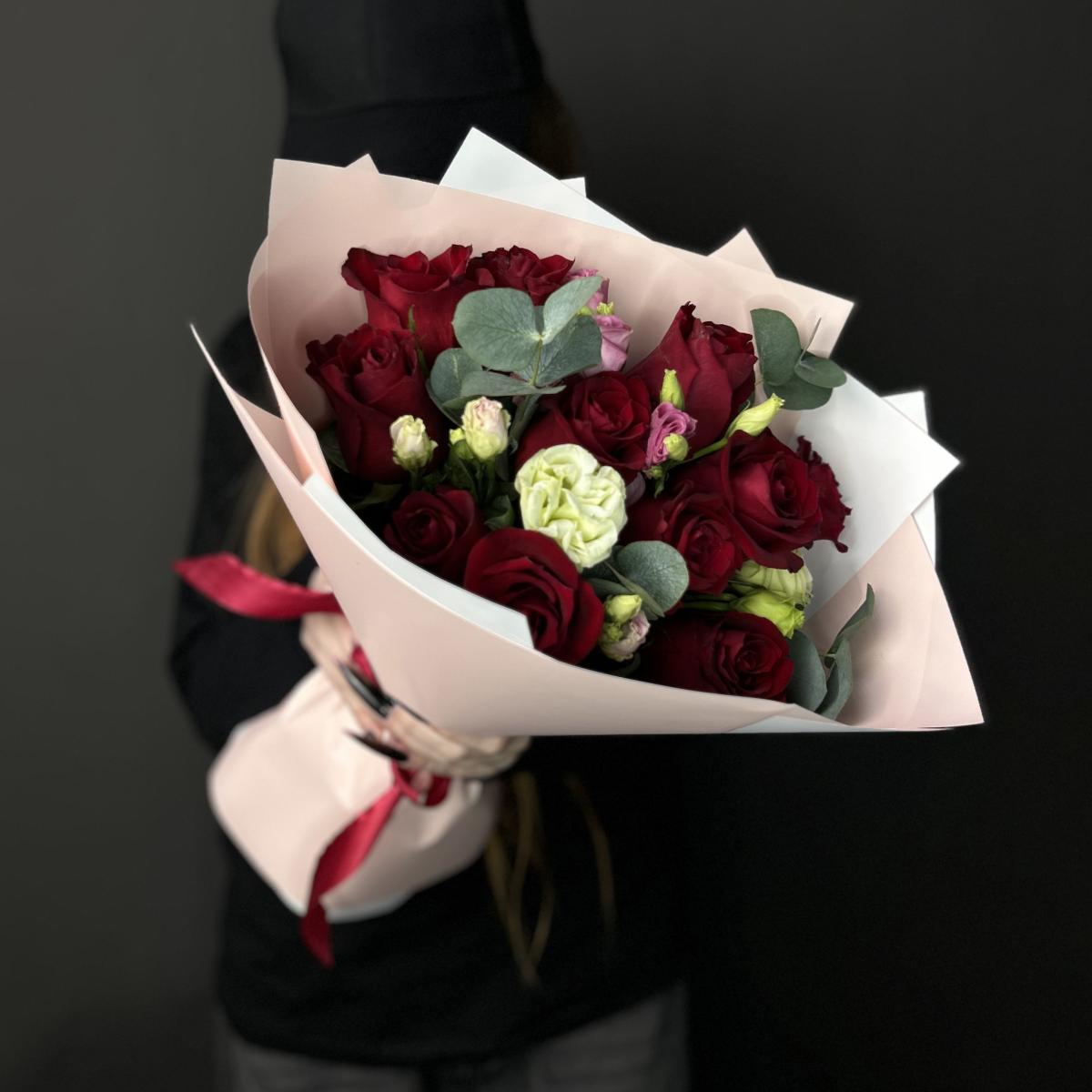 11 роз с лизиантусами и эвкалиптом