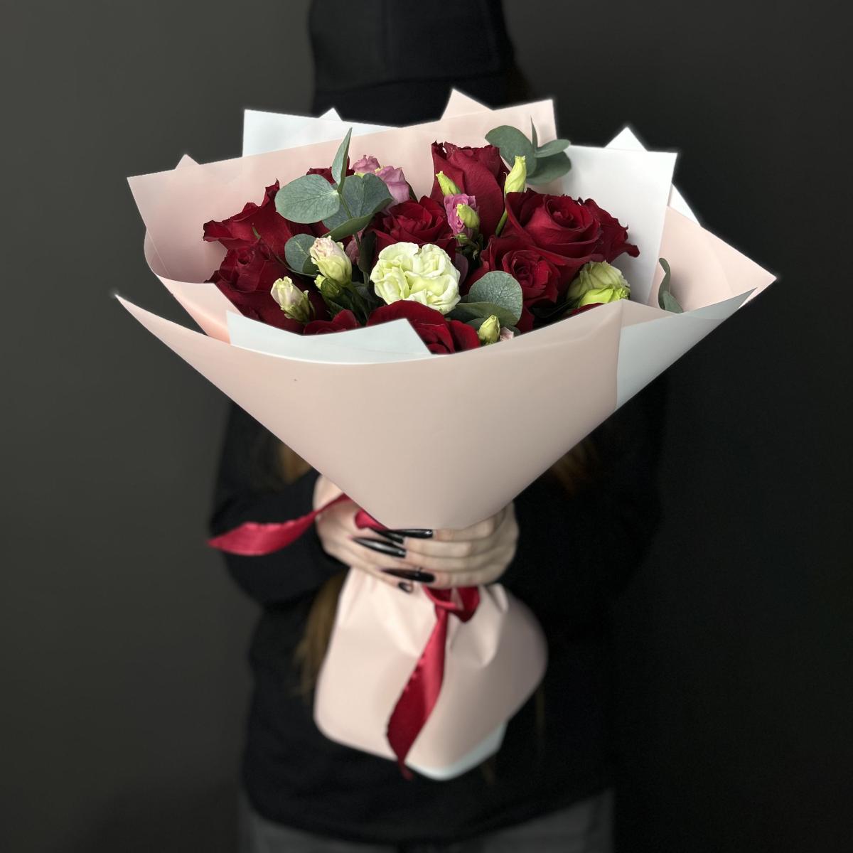 11 роз с лизиантусами и эвкалиптом