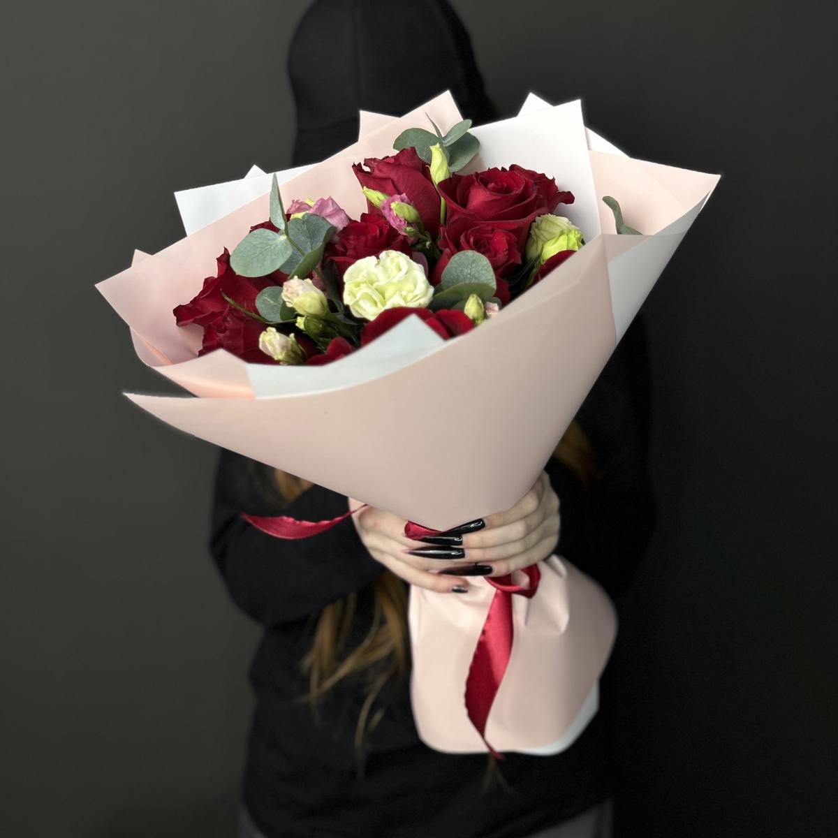 11 роз с лизиантусами и эвкалиптом