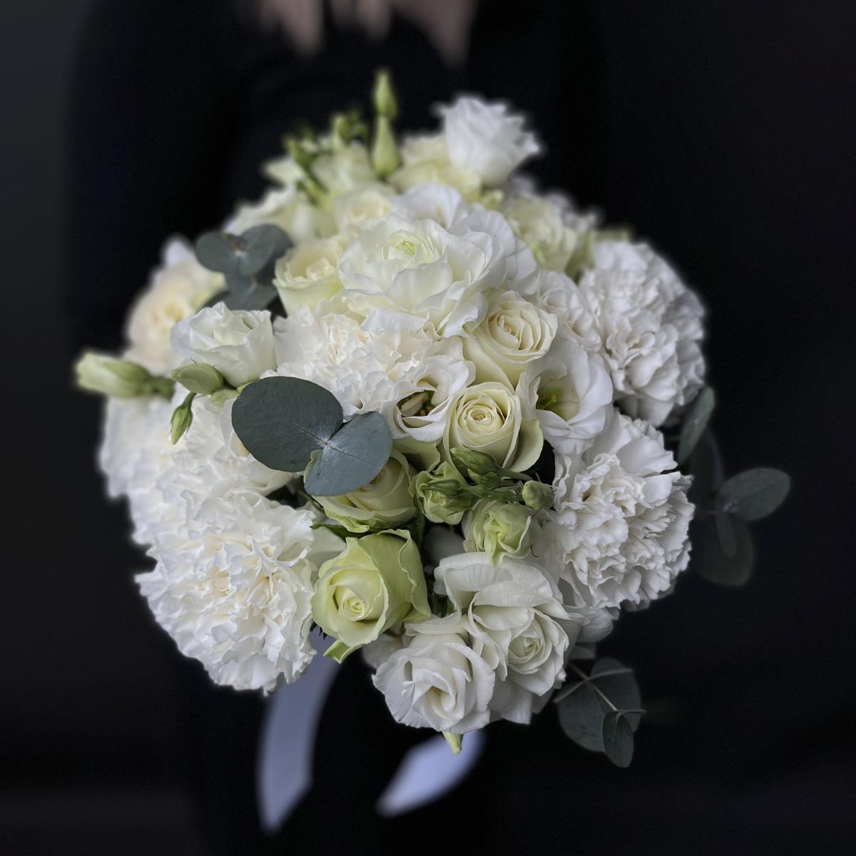 Букет невесты с розами, лизиантусами и гвоздиками