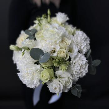 Букет невесты с розами, лизиантусами и гвоздиками