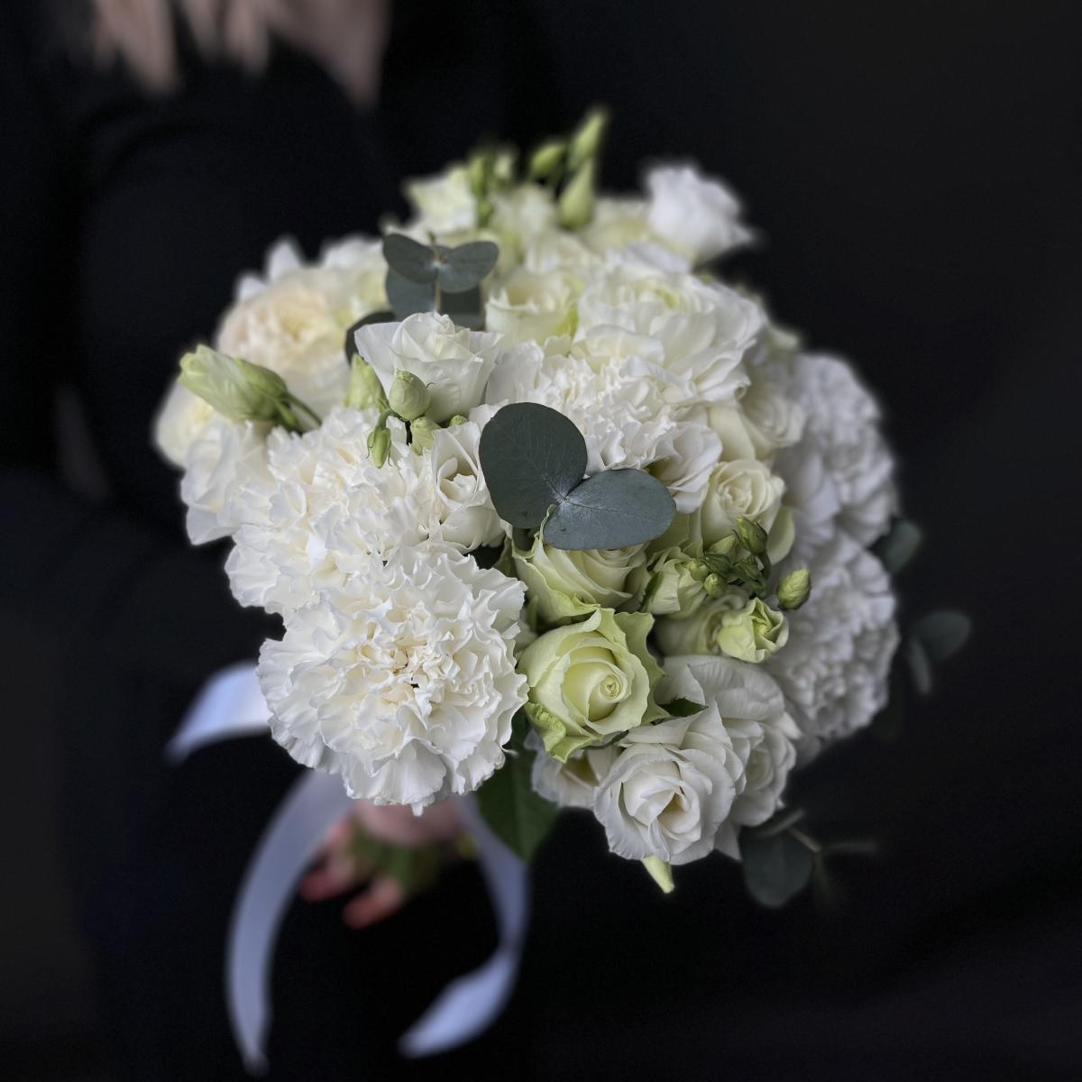 Букет невесты с розами, лизиантусами и гвоздиками