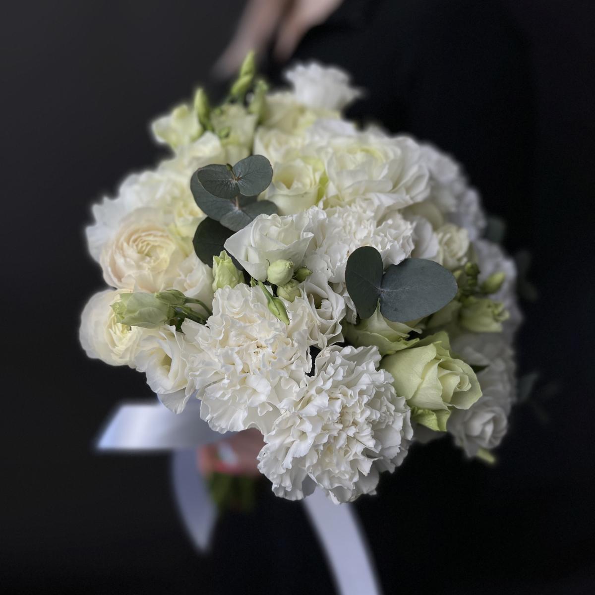 Букет невесты с розами, лизиантусами и гвоздиками