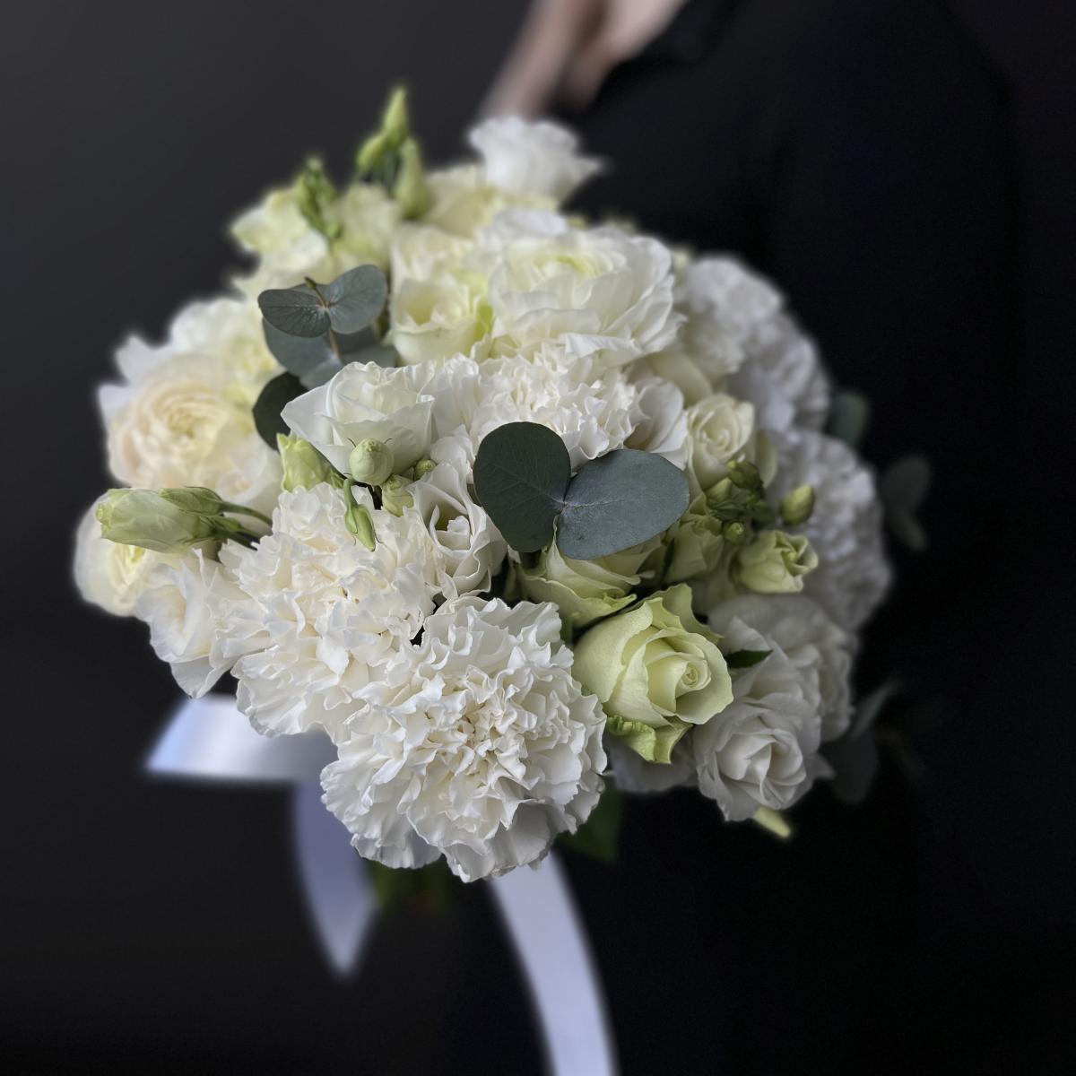 Букет невесты с розами, лизиантусами и гвоздиками