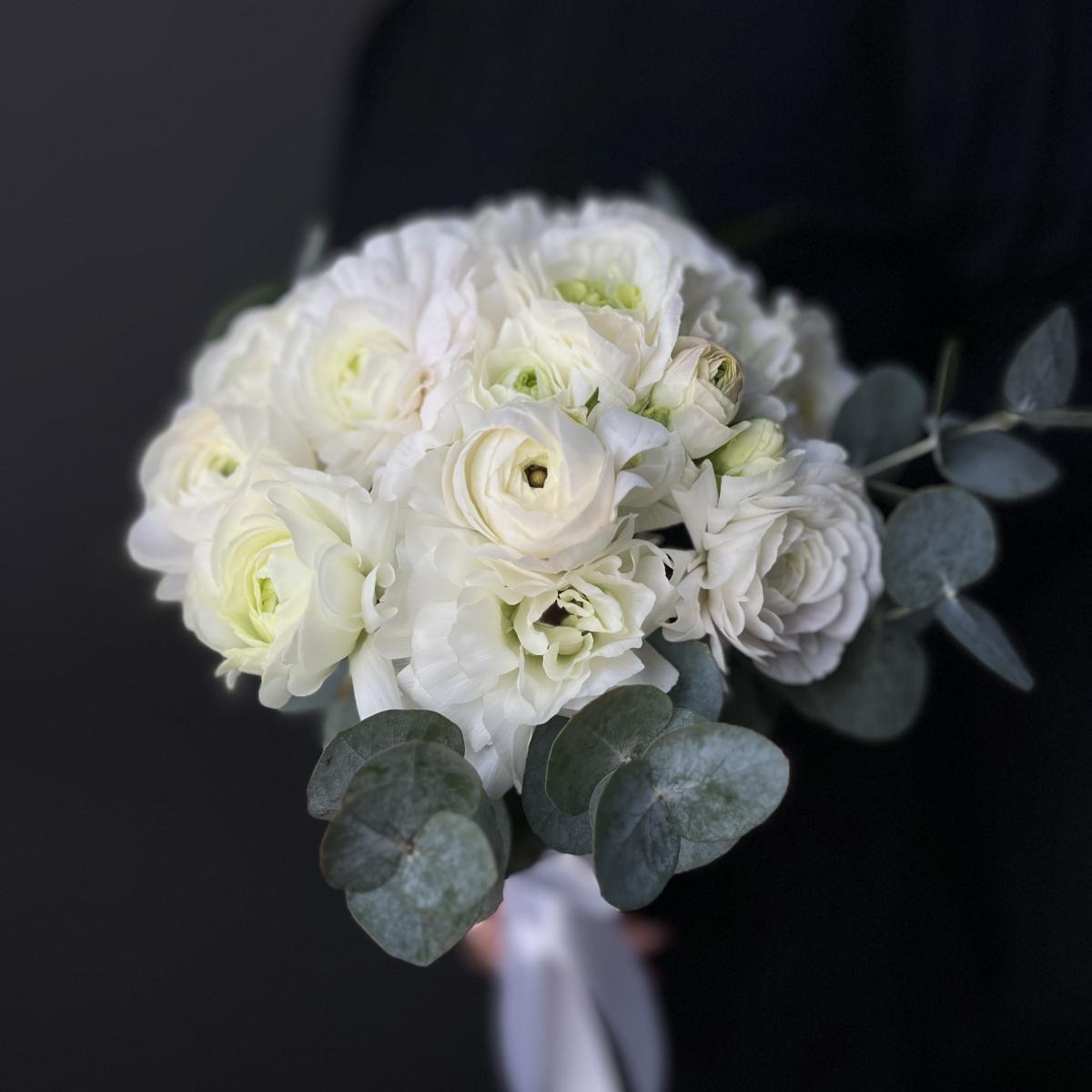 Букет невесты из 15 ранункулюсов с эвкалиптом