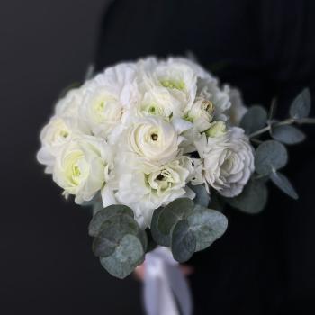 Букет невесты из 15 ранункулюсов с эвкалиптом