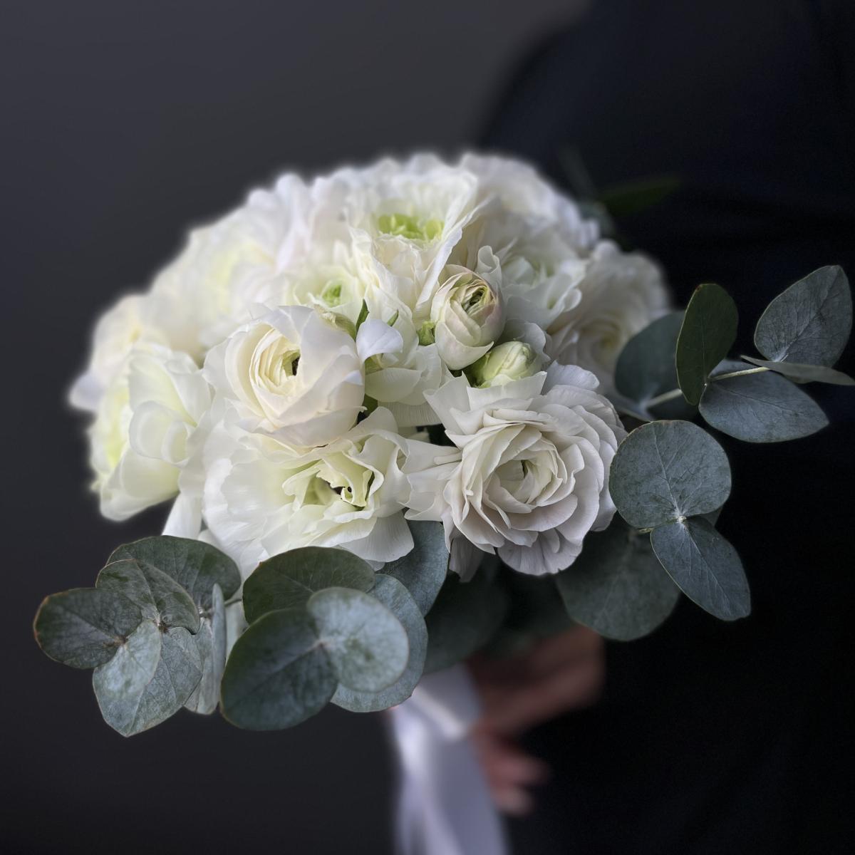 Букет невесты из 15 ранункулюсов с эвкалиптом