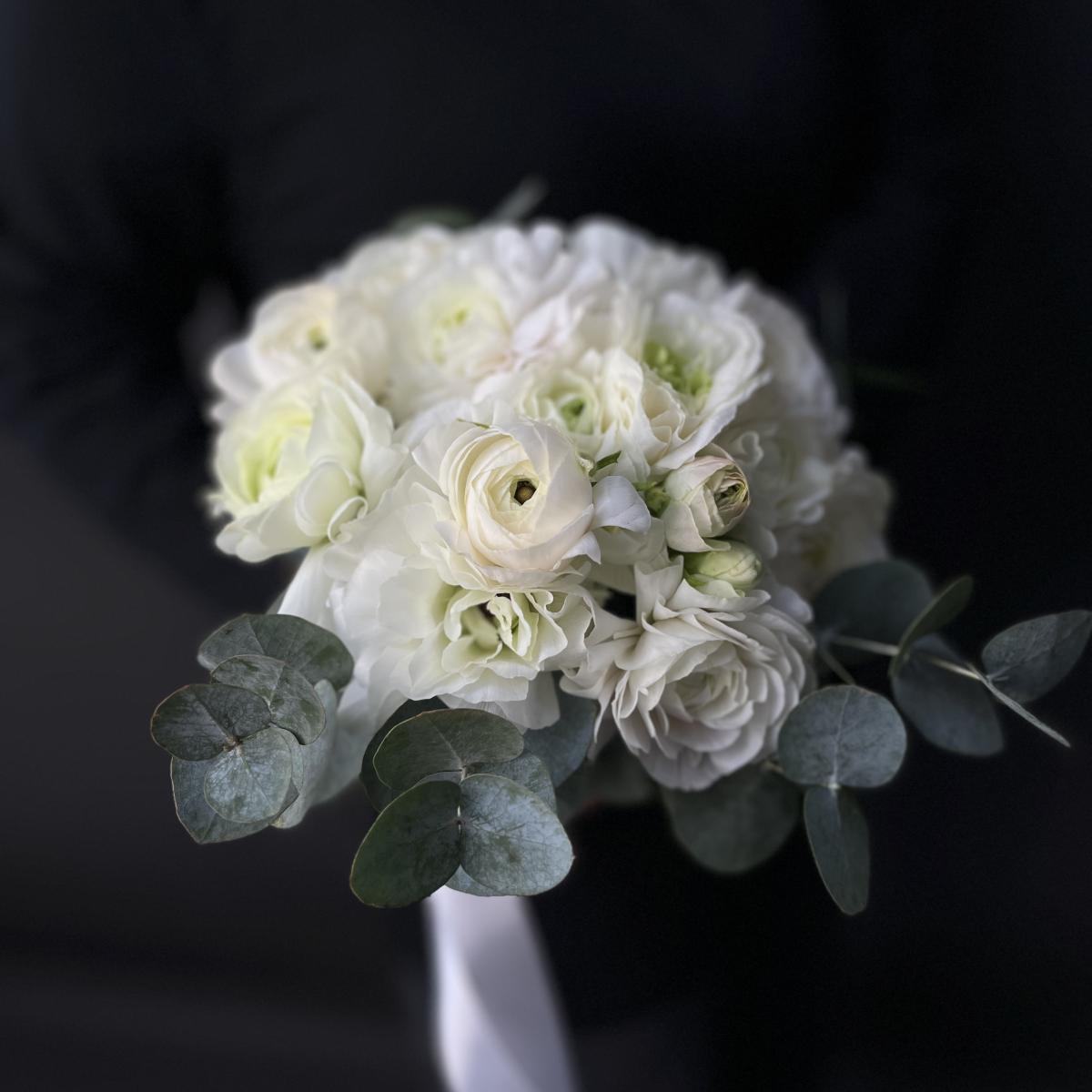 Букет невесты из 15 ранункулюсов с эвкалиптом