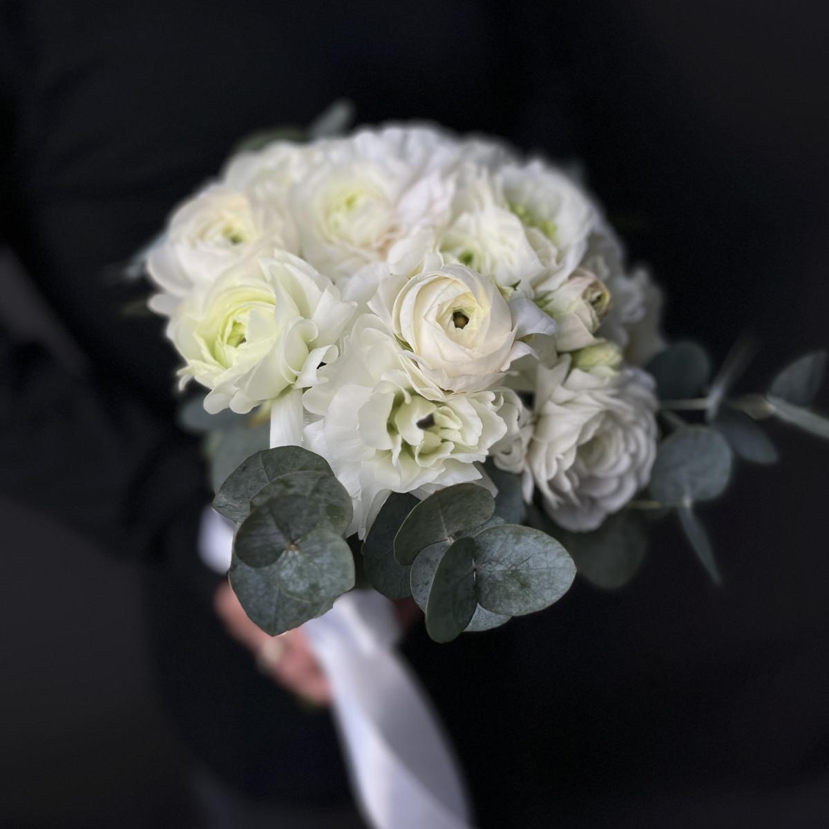 Букет невесты из 15 ранункулюсов с эвкалиптом