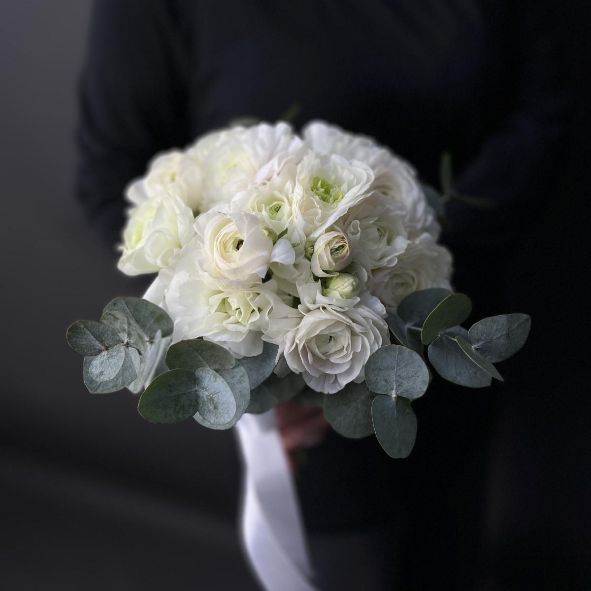 Букет невесты из 15 ранункулюсов с эвкалиптом