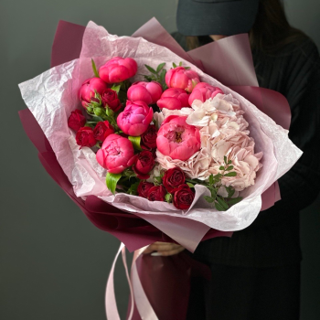 Букет с пионами, розами и гортензией