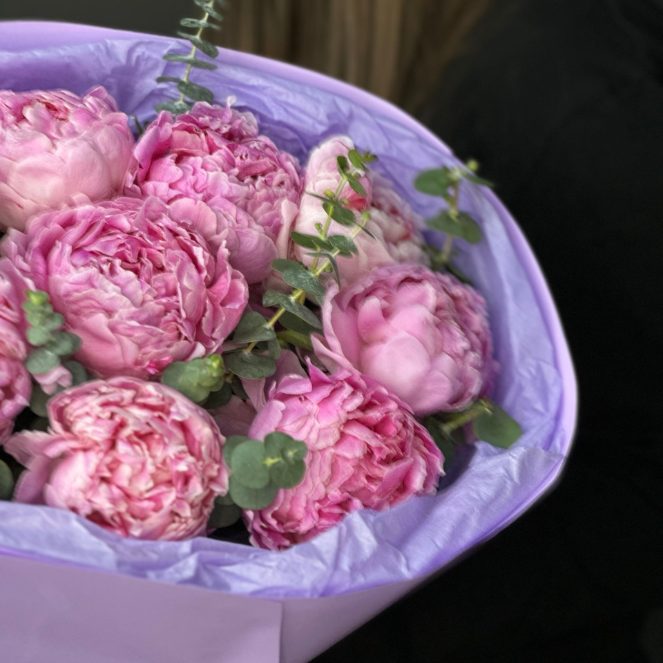 Букет из 7 пионов, лизианутсов и эвкалипта