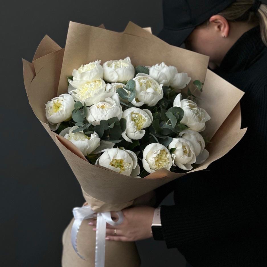 Букет из 15 белых пионов