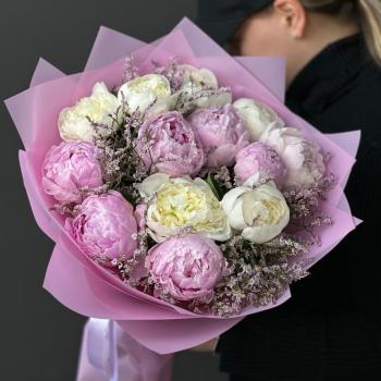 Букет с пионами и лимонеумом