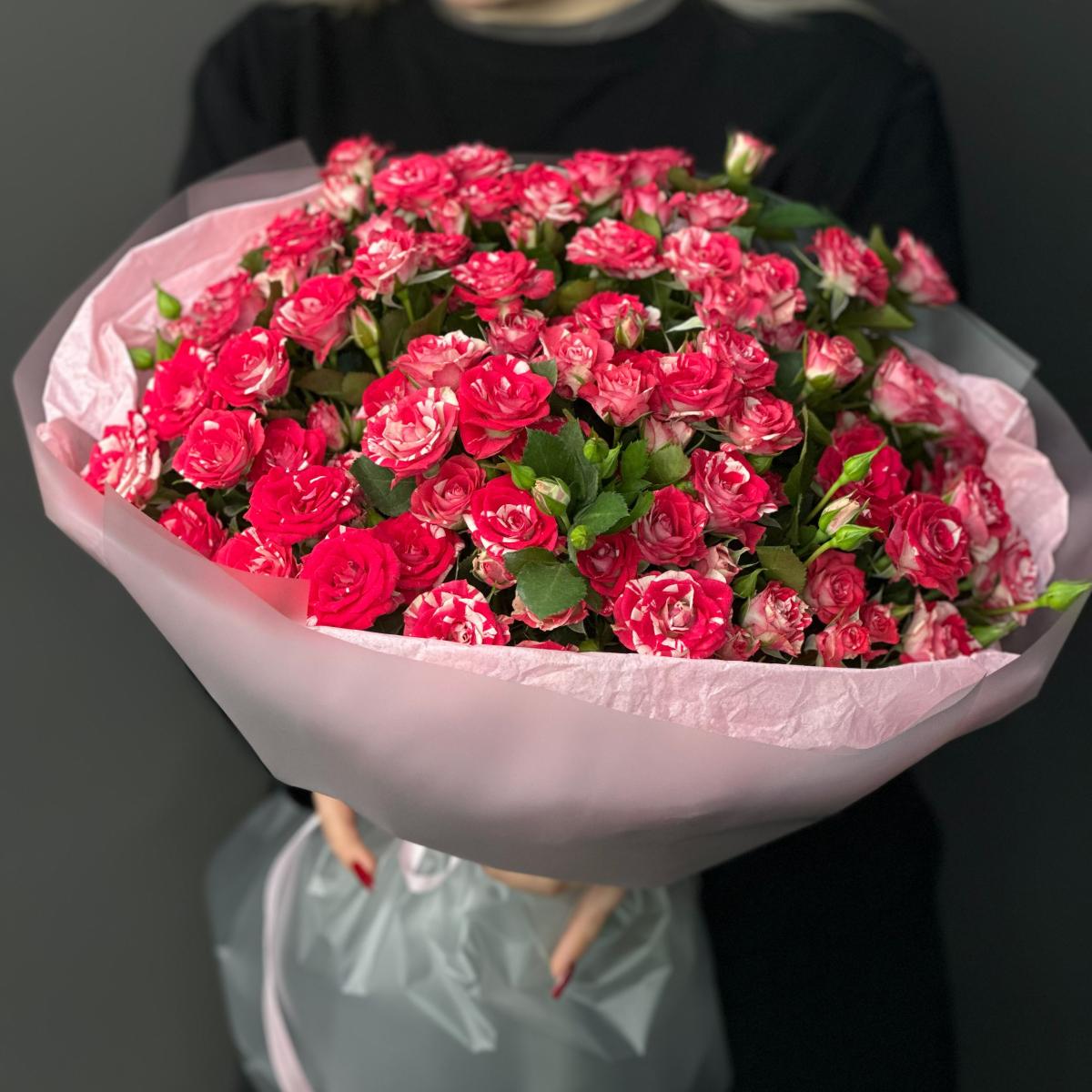 Букет из 15 кустовых роз с фисташкой