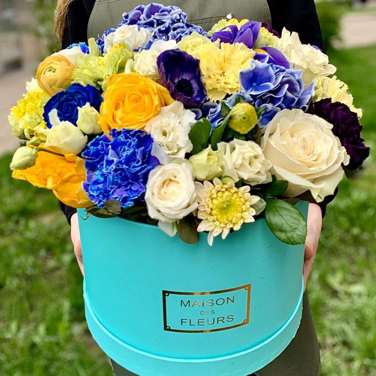 Коробка цветов с розами для девушки