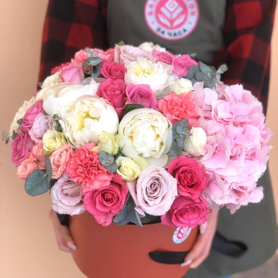 Коробка цветов с 33 розами и пионами