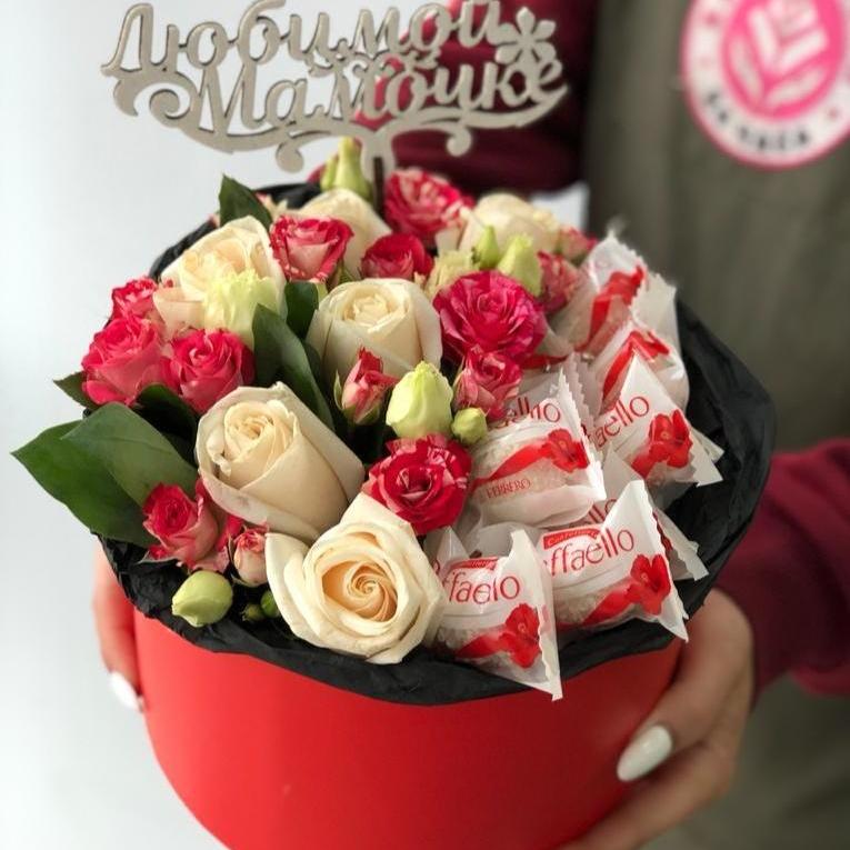 Красные и белые розы с конфетами в коробке