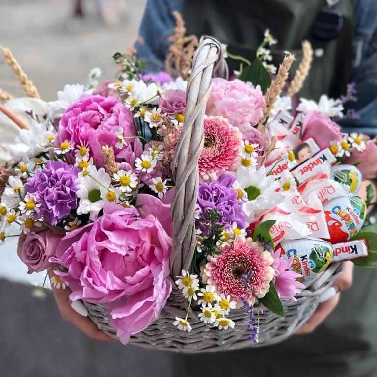 Корзинка с живыми цветами и конфетами