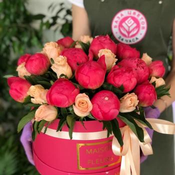 17 розовых пионов с розами в коробке