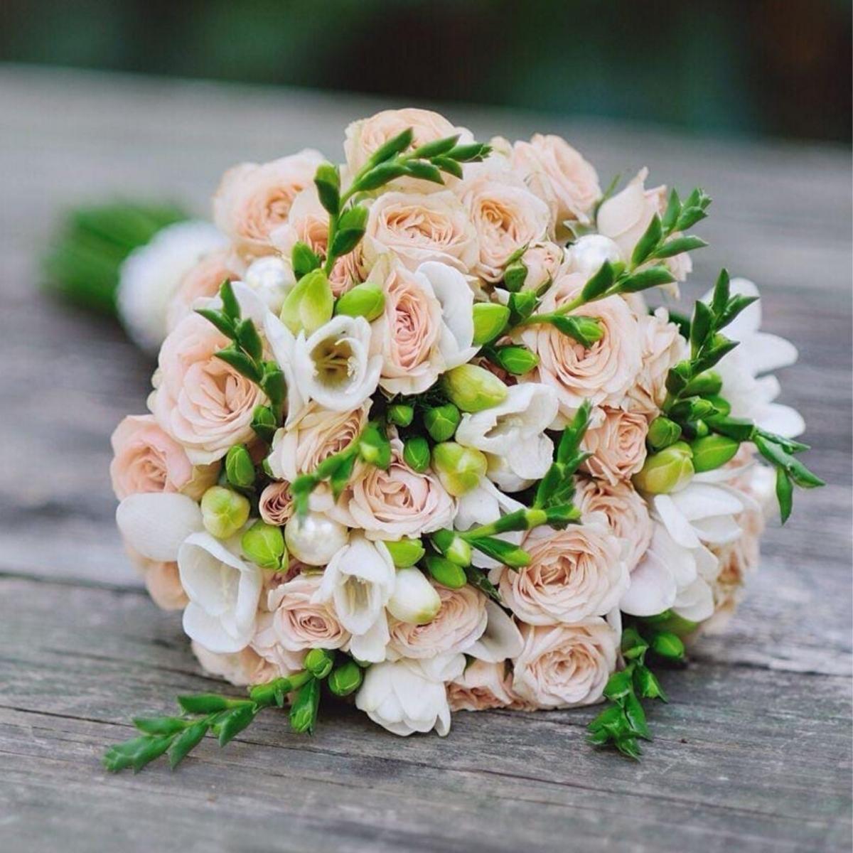 Свадебный букет невесты из кустовых роз и фрезий купить с доставкой по цене  8975 ₽ в Нижнем Новгороде | Букеты от База Цветов 24