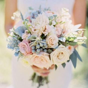 Свадебный букет невесты из роз, матиол и дахлий