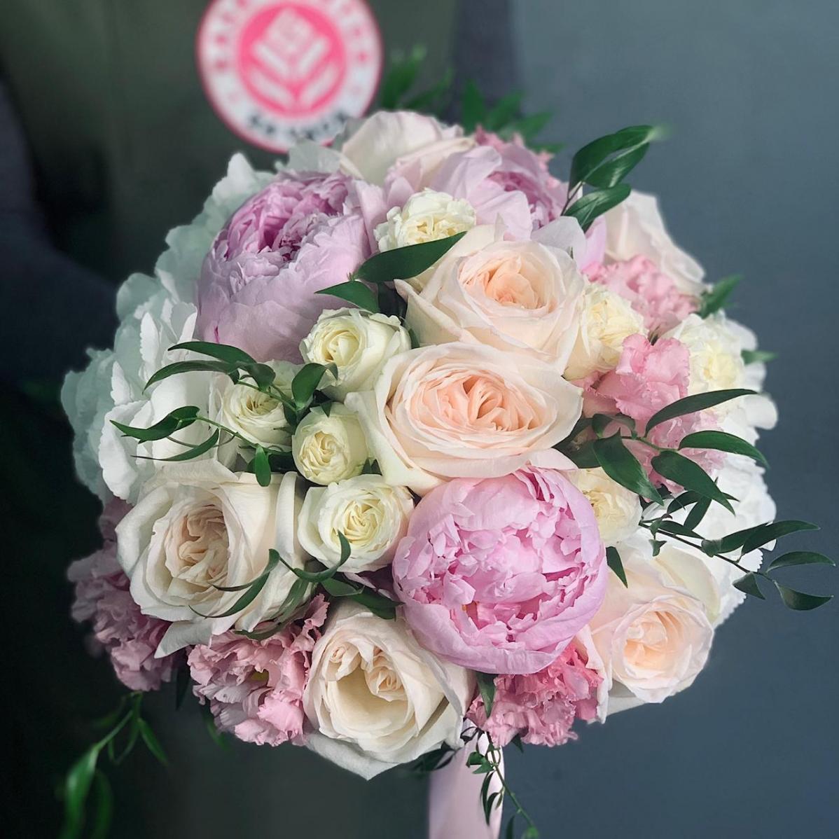Свадебный букет с 3 пионами и розами