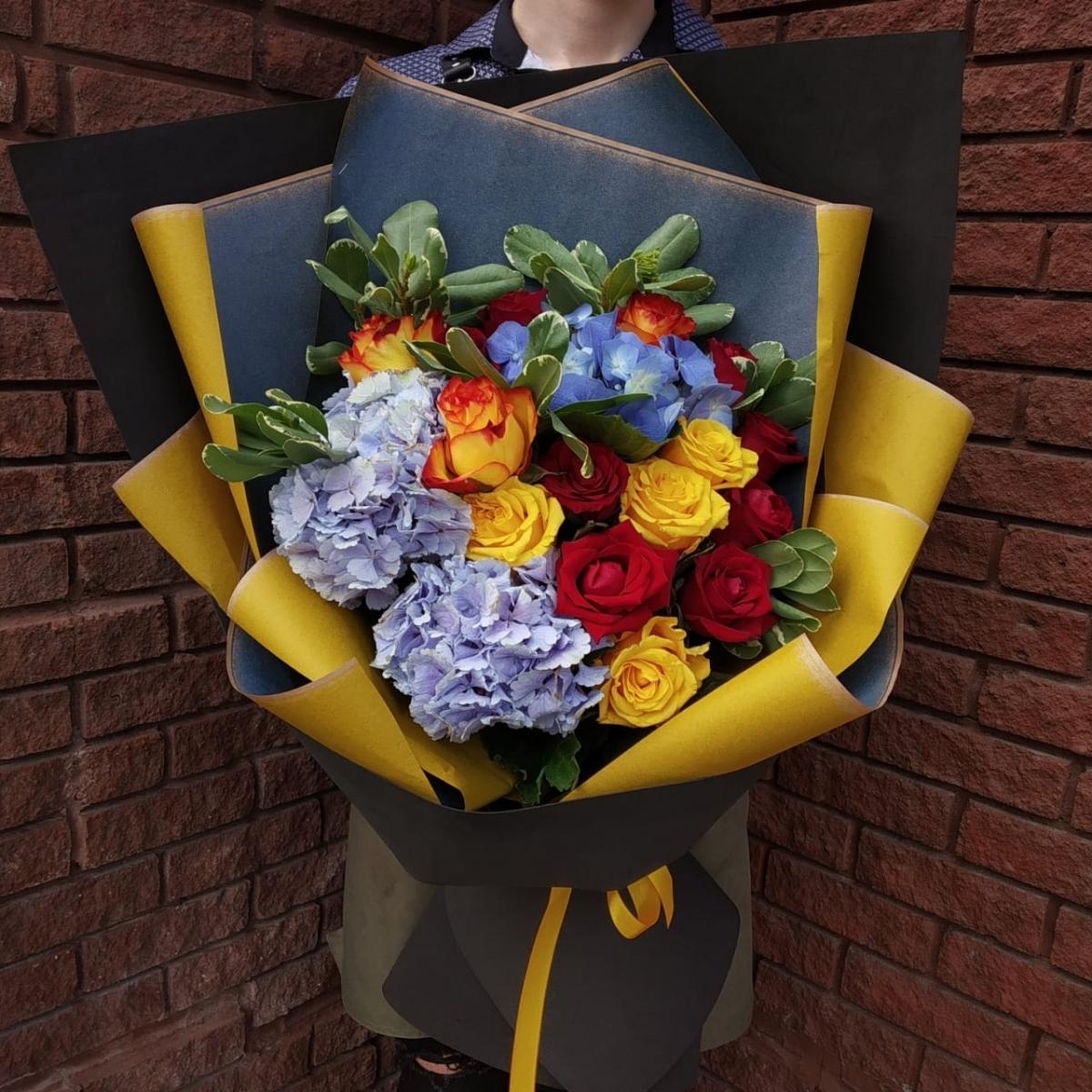 Букет с 3 гортензиями и 15 разноцветными розами
