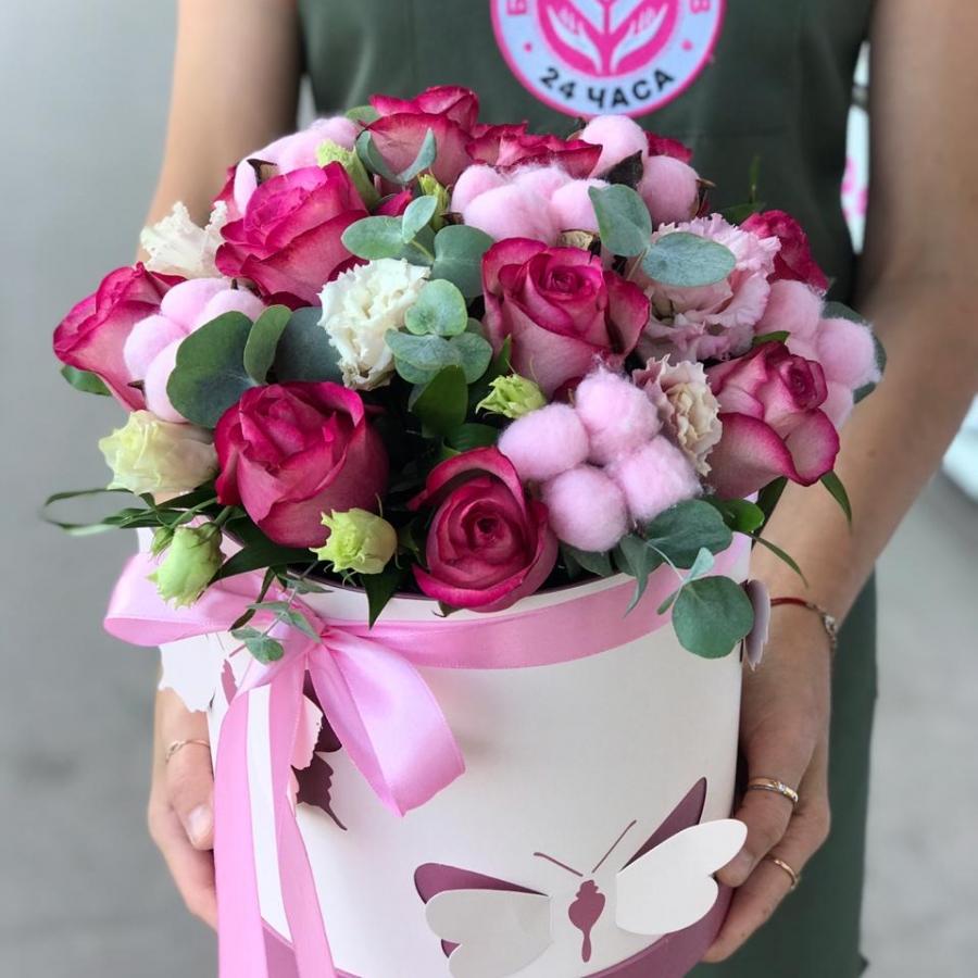Коробка цветов с 11 розами и сухоцветами