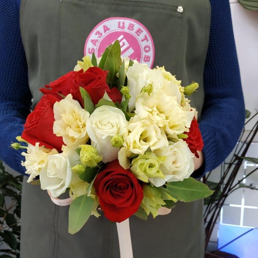 Свадебный букет с белыми и красными розами