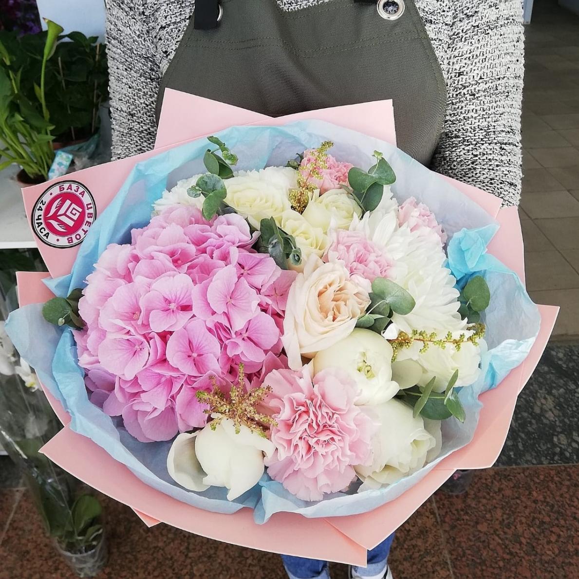 Букет цветов с розовой гортензией и пионами