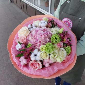 Необычный букет с белыми розами для девушки