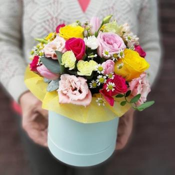 Коробка цветов с 9 розами и тюльпанами