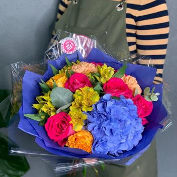 Букет с розовыми розами и голубой гортензией
