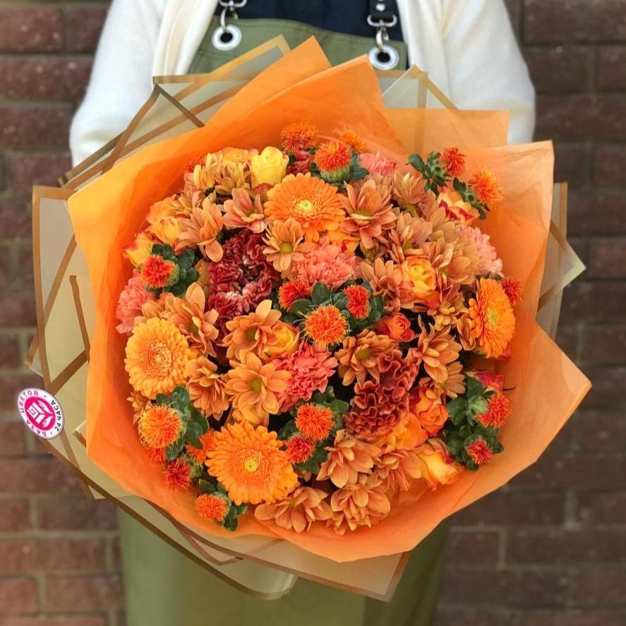 Букет с 21 оранжевой розой и кустовыми хризантемами