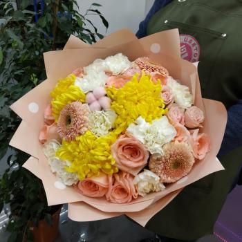 Букет с 3 жёлтыми хризантемами и розовыми розами