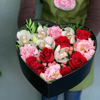 Коробка-сердце с 7 красными розами и орхидеями