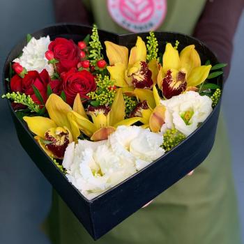 Коробка-сердце с 5 розами и орхидеями