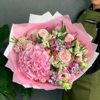 Букет с розовой гортензией и разноцветными розами
