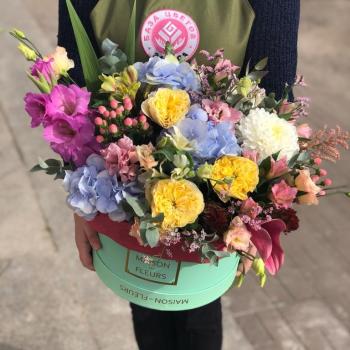 Коробка цветов с пионовидными розами для мамы