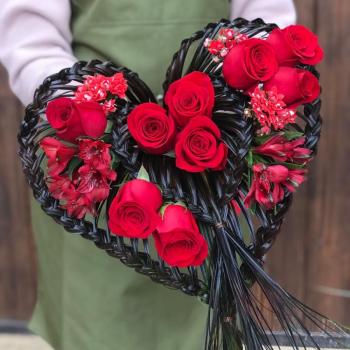 Букет в форме сердца с 9 розами