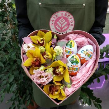 Коробка-сердце с 5 орхидеями и конфетами