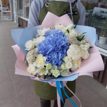 Букет с голубой гортензией и белыми розами